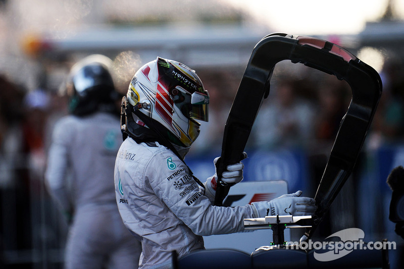 Vainqueur: Lewis Hamilton, Mercedes AMG F1 W05 dans le parc fermé