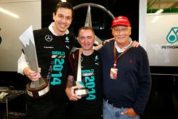 Toto Wolff, Mercedes AMG F1 accionista y Director Ejecutivo; Paddy Lowe, Director Ejecutivo de Mercedes AMG F1 y Niki Lauda, Presidente no ejecutivo de Mercedes celebran ganando el Campeonato de constructores de 2014 con el equipo