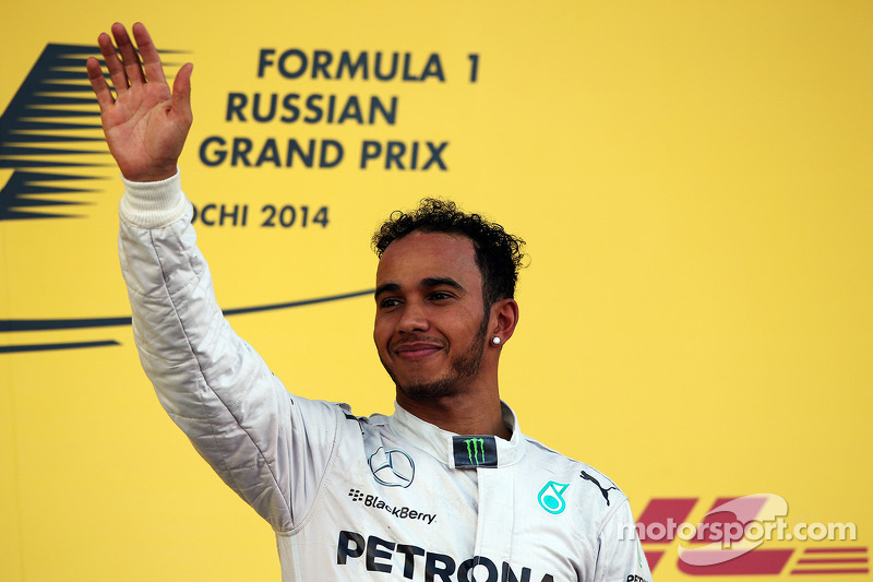 Vainqueur: Lewis Hamilton, Mercedes AMG F1 heureux sur le podium