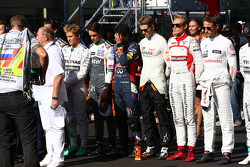 Moment de respect en soutien à Jules Bianchi