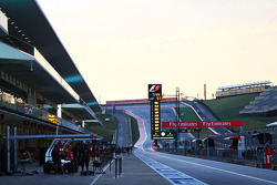 De pits bij zonsopkomst