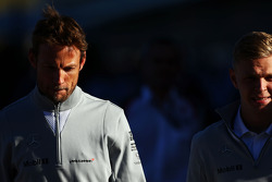 Jenson Button, McLaren con su compañero Kevin Magnussen, McLaren