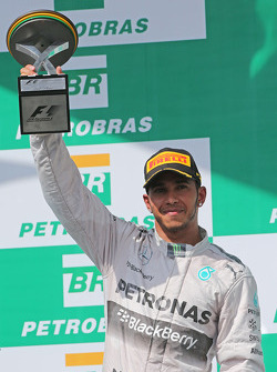 Lewis Hamilton, Mercedes AMG F1, viert zijn tweede positie op het podium