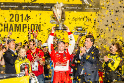 El ganador y campeón de 2014 NASauto Sprint Cup series Kevin Harvick, Stewart-Haas Racing Chevrolet celebra