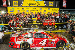 El ganador y campeón de 2014 NASauto Sprint Cup series Kevin Harvick, Stewart-Haas Racing Chevrole