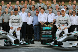 (I a D): Lewis Hamilton, Mercedes AMG F1, y su compañero de equipo Nico Rosberg, Mercedes AMG F1, en la fotografía de la escudería