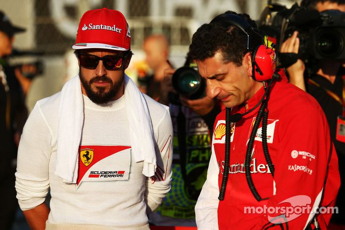 (I a D): Fernando Alonso, Ferrari, con Andrea Stella, ingeniero de carrera de Ferrari, en la parrilla