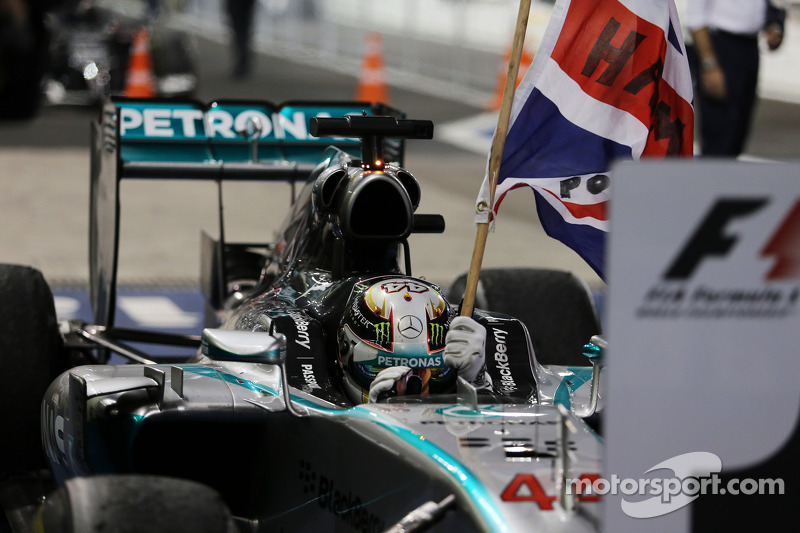 Vencedor da corrida e campeão do mundo Lewis Hamilton, Mercedes AMG F1 W05 celebra no parc ferme