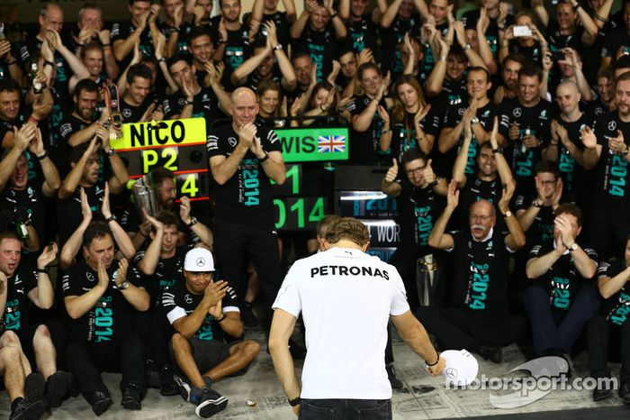 2014: Se quita el sombrero