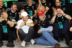 Nico Rosberg, Mercedes AMG F1, mit Niki Lauda, Mercedes, und Team