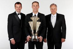 Rodney Childers, jefe de equipo, Kevin Harvick, y dueño de escudería Gene Haas