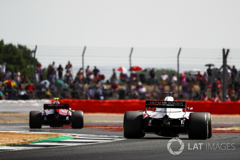 Шарль Леклер, Alfa Romeo Sauber C37, и Ромен Грожан, Haas F1 Team VF-18