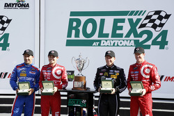 Podium: winnaars Scott Dixon, Kyle Larson, Jamie McMurray, Tony Kanaan, Chip Ganassi Racing