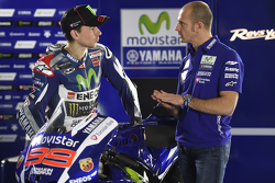 Хорхе Лорнецо. Презентация yamaha yzr-m1, студийная фотосессия.
