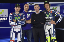Lin Jarvis y Massimo Meregalli con Jorge Lorenzo y Valentino Rossi