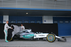 (L to R): Nico Rosberg, Mercedes AMG F1 y su compañero Lewis Hamilton, Mercedes AMG F1 presentan el Mercedes AMG F1 W06