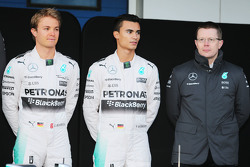 (L to R): Nico Rosberg, Mercedes AMG F1; Pascal Wehrlein, piloto de reserva de Mercedes AMG F1; Andy Cowell, Directivo de Mercedes-Benz