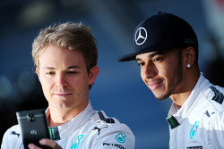 (L to R): Nico Rosberg, Mercedes AMG F1 con Lewis Hamilton, Mercedes AMG F1