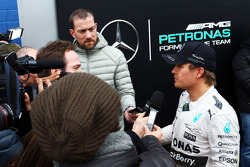 Nico Rosberg, da Mercedes AMG F1, com a mídia