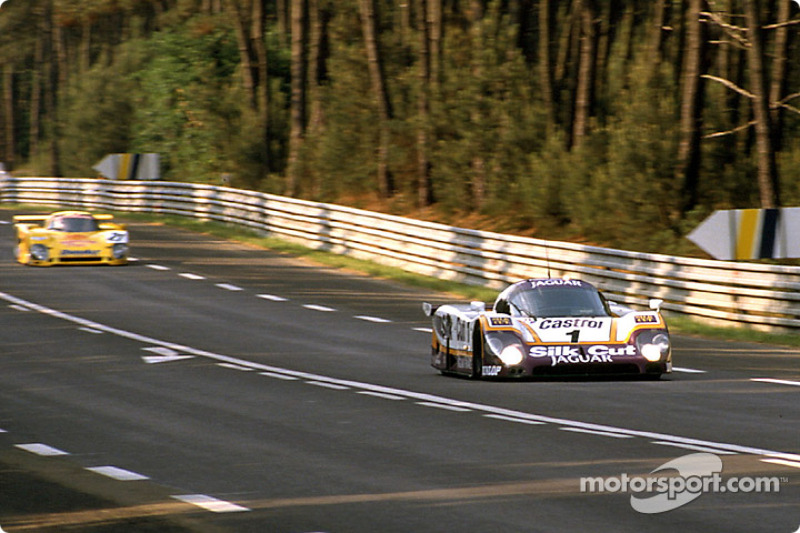 Silk Cut Jaguar Jaguar XJR-9 LM, 1989 год: Ян Ламмерс, Патрик Тамбэ и Эндрю Джилберт-Скотт