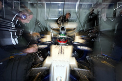 作为2004年欧洲房车锦标赛年度冠军的奖励,安迪·普里奥首测F1赛车