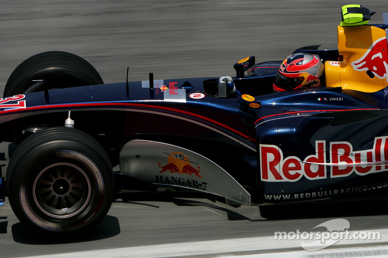 Перша зміна відбулася у 2005 році, ще до появи Toro Rosso. Red Bull замінила Крістіана Кліна на Вітантоніо Ліуцці на чотири етапи того сезону.