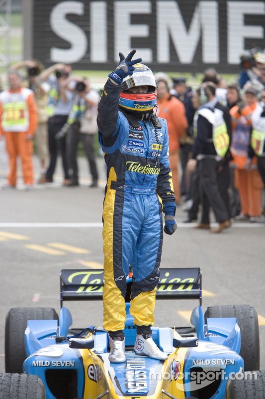 El ganador del GP de San Marino 2005, Fernando Alonso, lo celebra