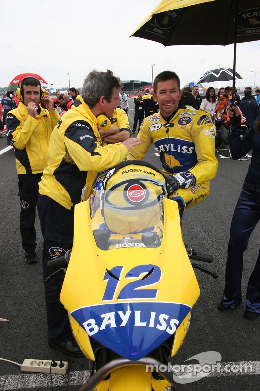 Troy Bayliss en la parrilla de salida