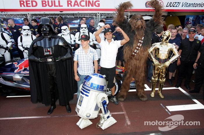 (F1)  Darth Vader en el pit de Red Bull 