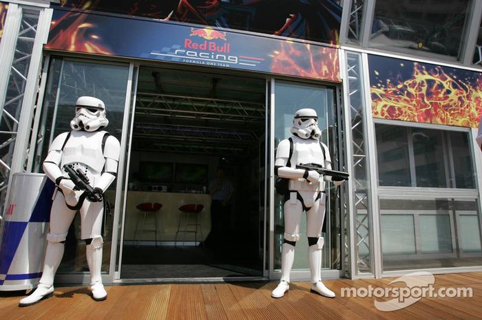 (F1)  Stormtroopers en la estación de energia de Red Bull Racing