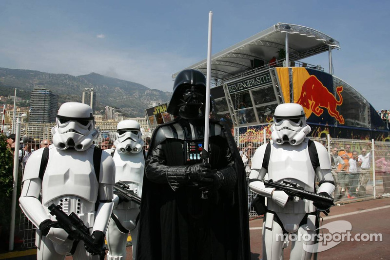(F1) Darth Vader con sus Stormtroopers en el pitlane