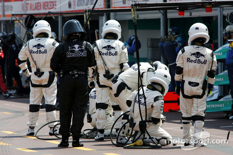 Red Bull Racing miembros de la tripulación para una parada en boxes