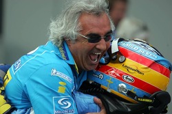 Yarış galibi Fernando Alonso kutlama yapıyor ve Flavio Briatore