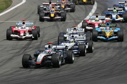 Départ : Kimi Räikkönen mène le peloton