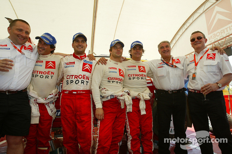 Los ganadores Sébastien Loeb y Daniel Elena con Carlos Sainz, Marc Marti y Citroën Sport