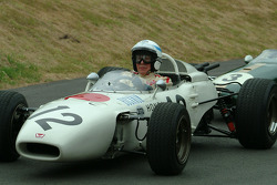 #300 1967 Honda RA300, class 6: John Surtees y #18 1966 Brabham-Honda BT18, class 6: Jenson Button