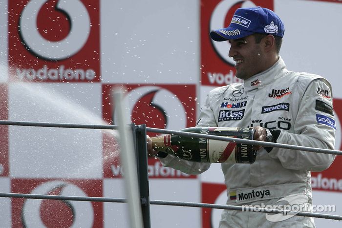 Podio: ganador de la carrera Juan Pablo Montoya celebra