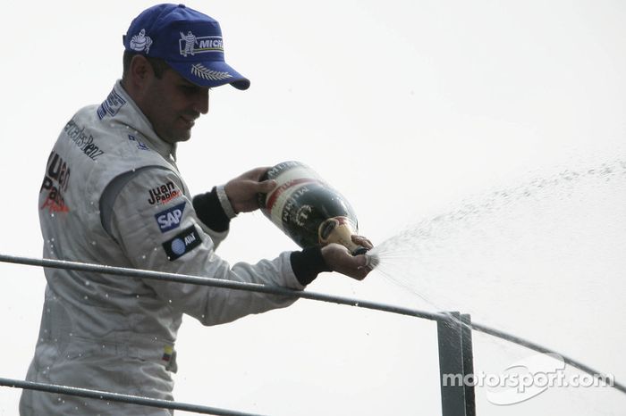 Podio: ganador de la carrera Juan Pablo Montoya celebra