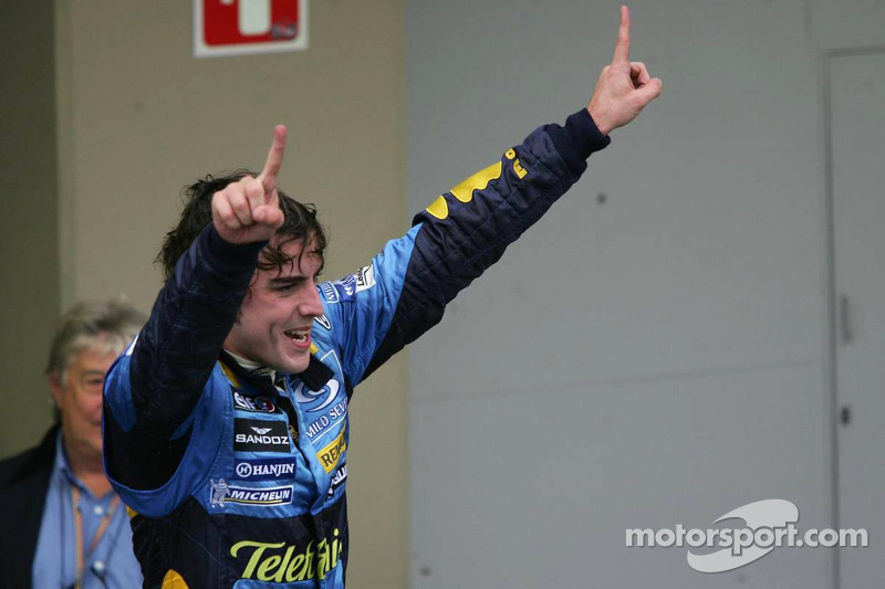 Campeón del Mundo 2005, Fernando Alonso, celebra su primer título de F1