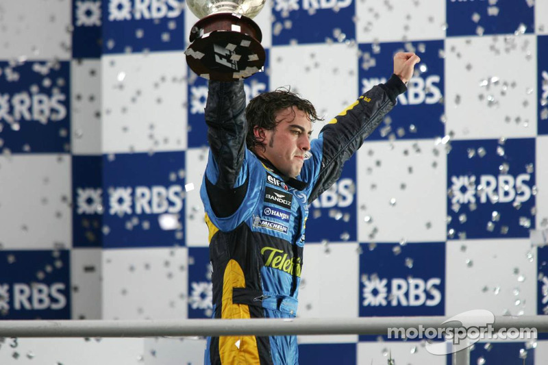 Podio: el campeón del mundo 2005, Fernando Alonso, celebra