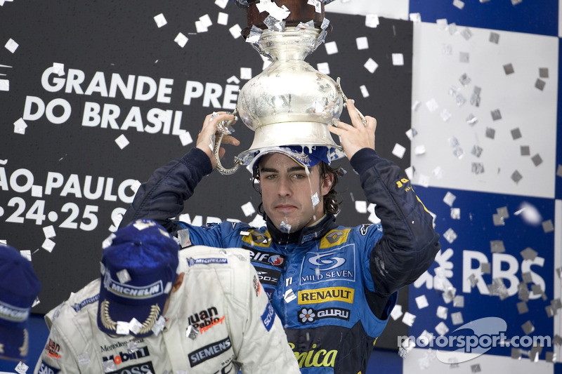Fernando Alonso auf dem Podium