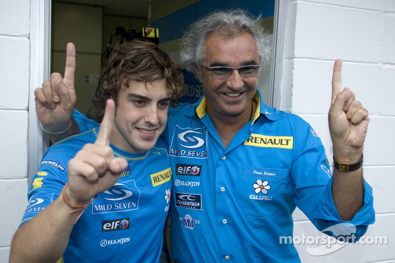 El Campeón del Mundo 2005, Fernando Alonso, celebra con Flavio Briatore