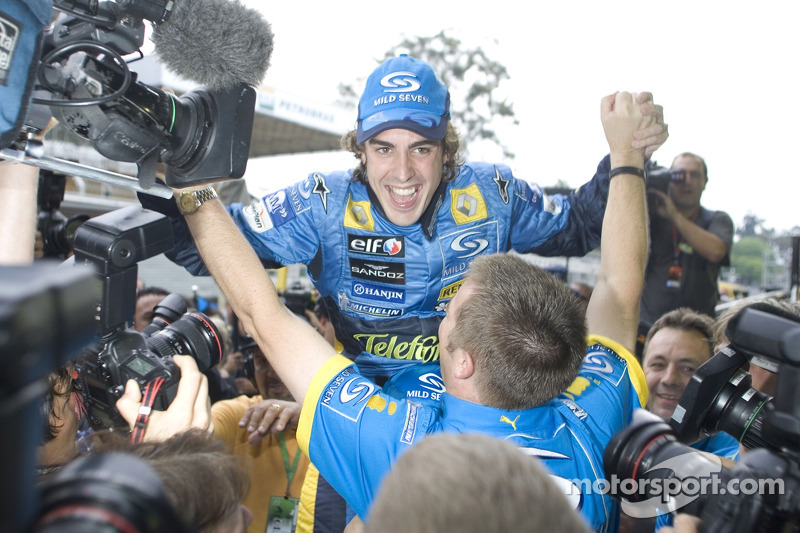 Campeón del Mundo 2005 Fernando Alonso celebra con los miembros del equipo Renault F1