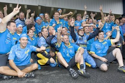 Campeón del Mundo 2005 Fernando Alonso celebra con los miembros del equipo Renault F1