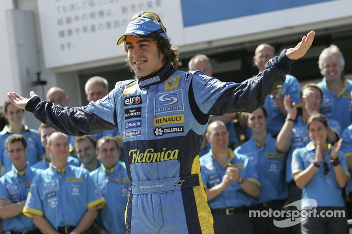 Sesión de fotos de Renault F1: Fernando Alonso posa con los miembros del equipo Renault F1