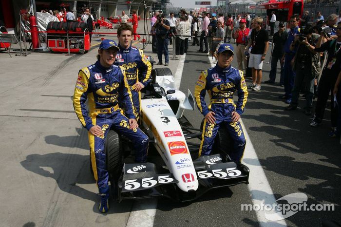 Sesión de fotos de BAR Honda: Jenson Button y Takuma Sato y Anthony Davidson posan con los miembros 