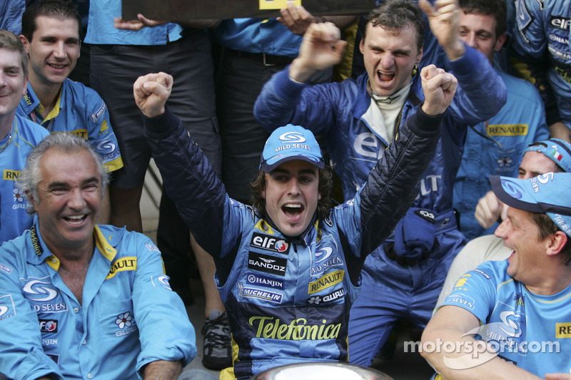 Flavio Briatore y Fernando Alonso celebran con los miembros del equipo Renault F1