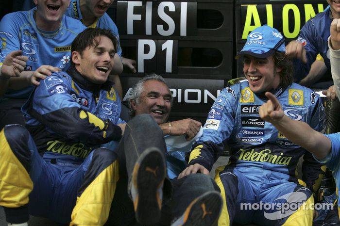 Flavio Briatore, Giancarlo Fisichella y Fernando Alonso celebran el Campeonato del mundo