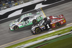 Johnny Sauter, BK Racing Toyota, Jamie McMurray, Ganassi Racing Chevrolet