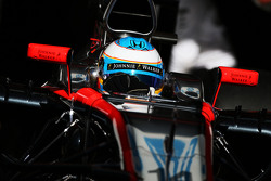 Fernando Alonso, McLaren MP4-30 quitte les stands